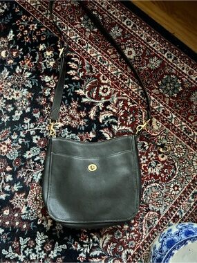 PERFECT Condition-Coach Pebble Blk Leather Crossbody with Gold Turn-Lock-Zip Top